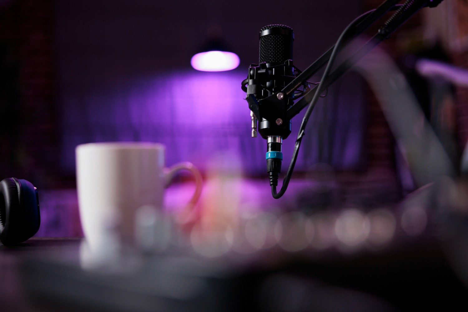 15 Best Restaurant Podcasts to Explore in 2025